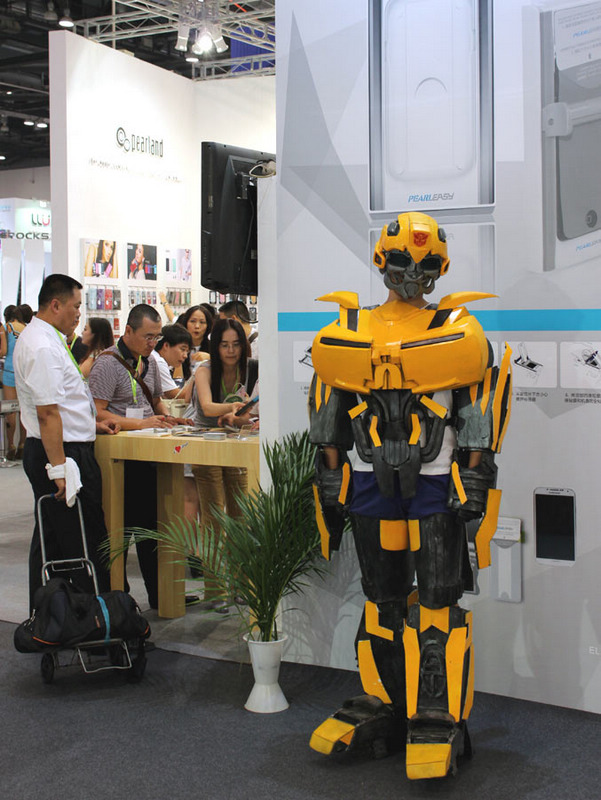 Visitantes miran modelo “cosplay” en la Expo MacWorld iWorld Asia 2013, el 22 de agosto de 2013, en el Centro Nacional de Convenciones de China en Pekín. (Foto: Liu Zheng, chinadaily.com.cn)