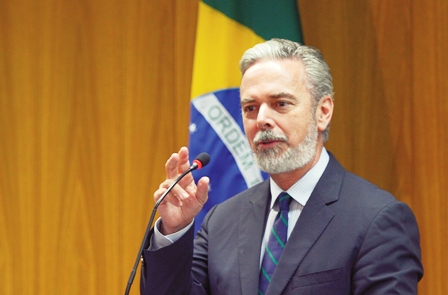 Cae canciller brasileño tras polémica fuga de senador boliviano