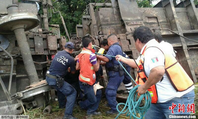 Ya son siete personas muertas en descarrilamiento de tren en México