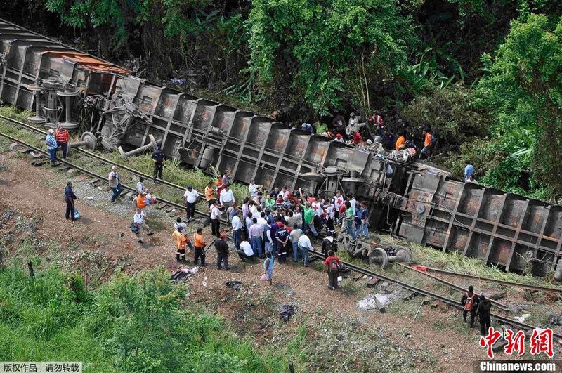 Ya son siete personas muertas en descarrilamiento de tren en México
