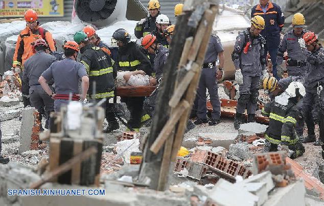 Al menos seis muertos tras caer edificio en Sao Paulo