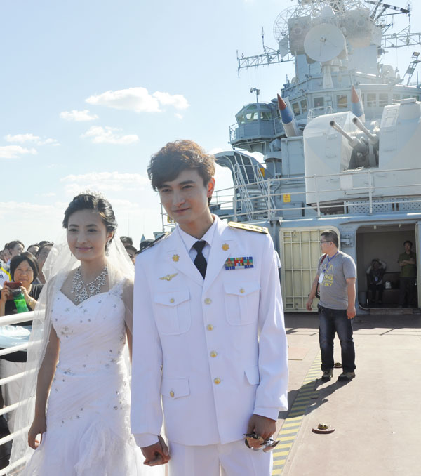 Primer espectáculo de bodas en portaaviones 4