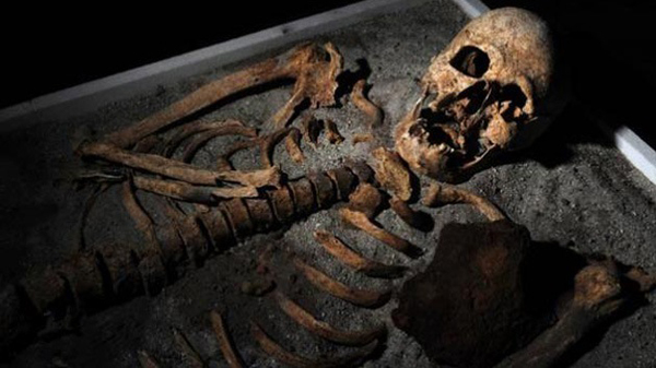 Encuentran los restos de un «vampiro» medieval con un hierro clavado en el pecho