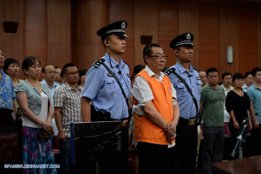 Condenan a 14 años de cárcel a funcionario "sonriente" de China