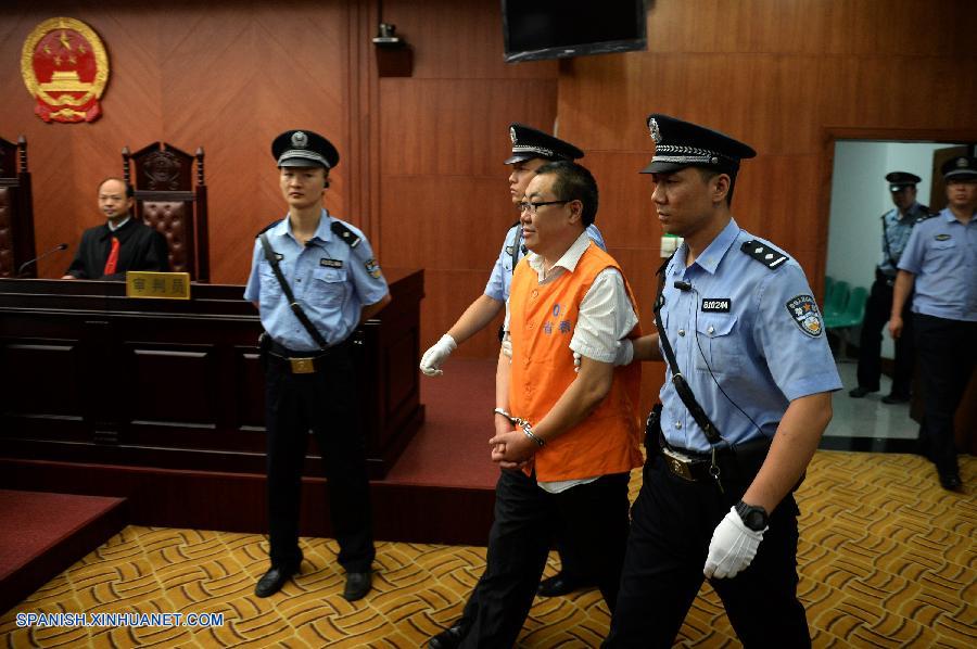 Condenan a 14 años de cárcel a funcionario "sonriente" de China