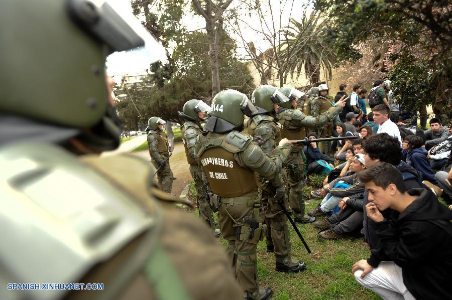 Estudiantes chilenos advierten a candidatos que respondan a sus demandas
