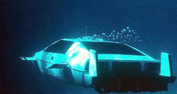 Sale a subasta el coche submarino de James Bond