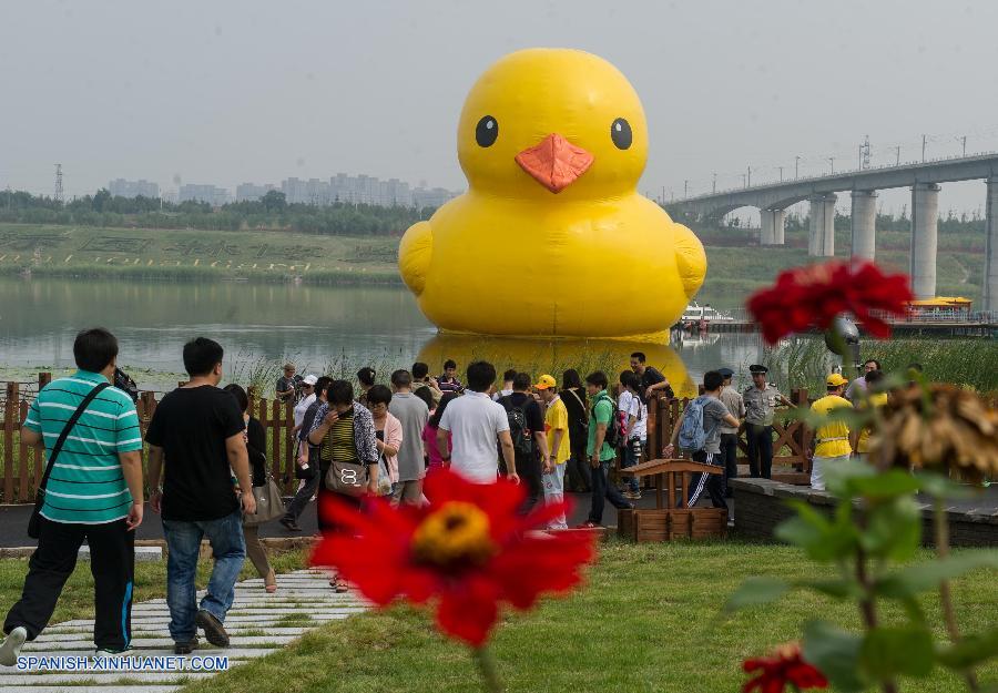 El pato de goma huraño recupera el buen humor en Beijing