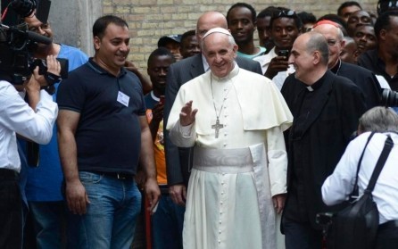 Francisco pide que los conventos vacíos se conviertan en centros para refugiados