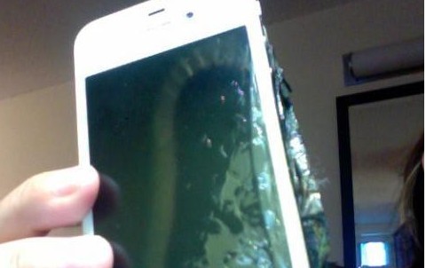 Otro iPhone 4 explota mientras se recargaba