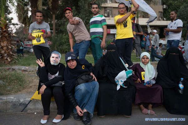 Enfrentamientos entre simpatizantes y opositores de Morsi dejan un muerto en Egipto
