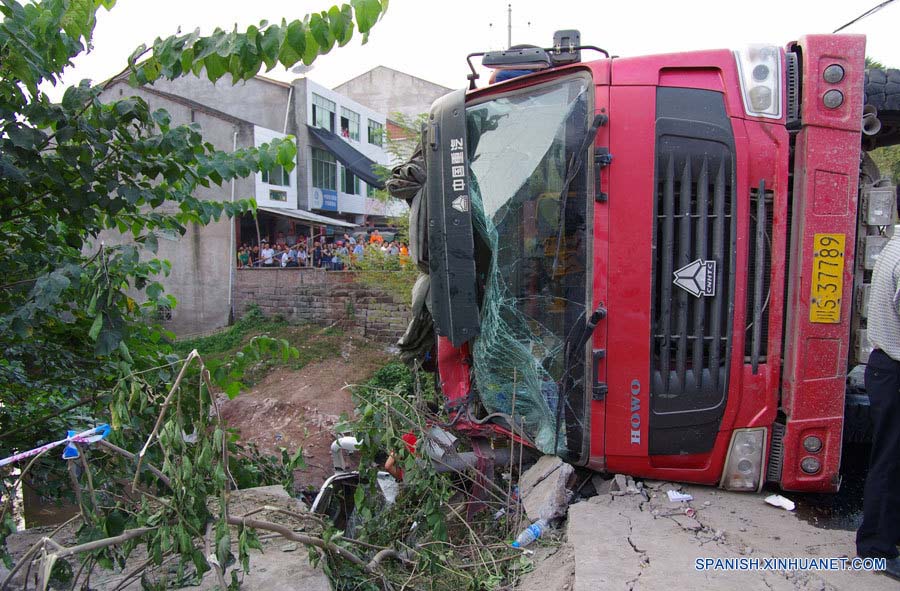 Mueren 16 personas en choque entre autobús y camión en China