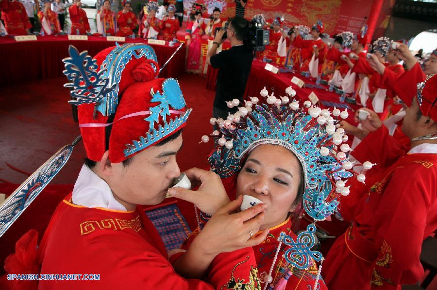 Celebran boda colectiva de estilo tradicional chino en Festival de Turismo en Shanghai