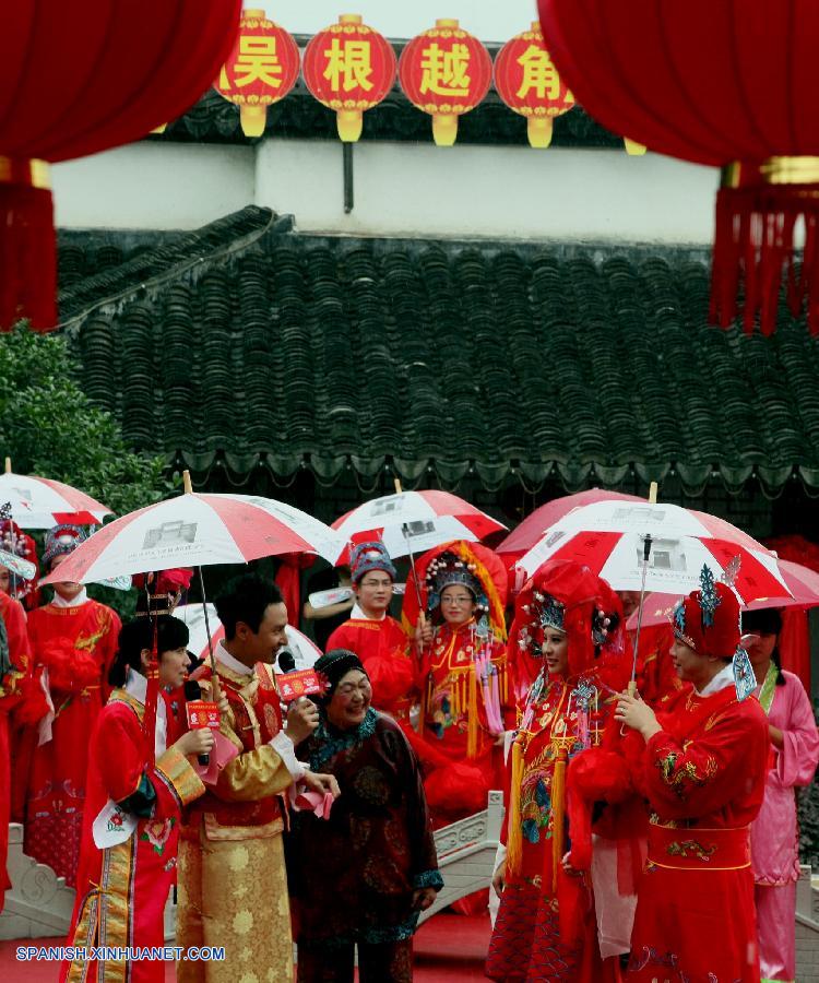 Celebran boda colectiva de estilo tradicional chino en Festival de Turismo en Shanghai