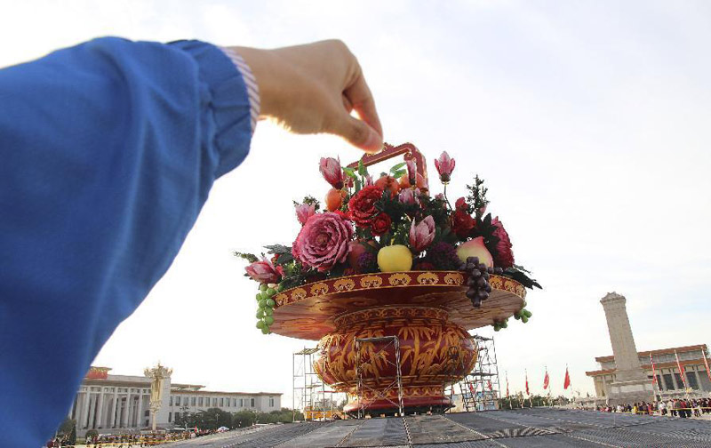 Poses divertidas con canasta gigante en la Plaza de Tian’anmen