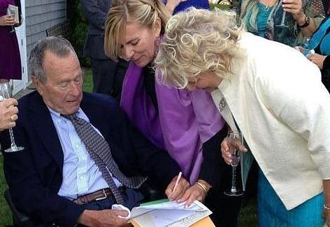 Bush padre hace de testigo en una boda entre lesbianas
