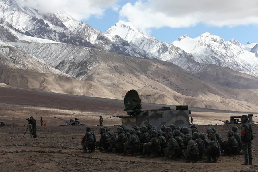 Ejercicio militar de soldados chinos en una meseta
