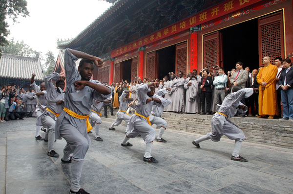 Africanos aprenden kung fu en el Templo Shaolin
