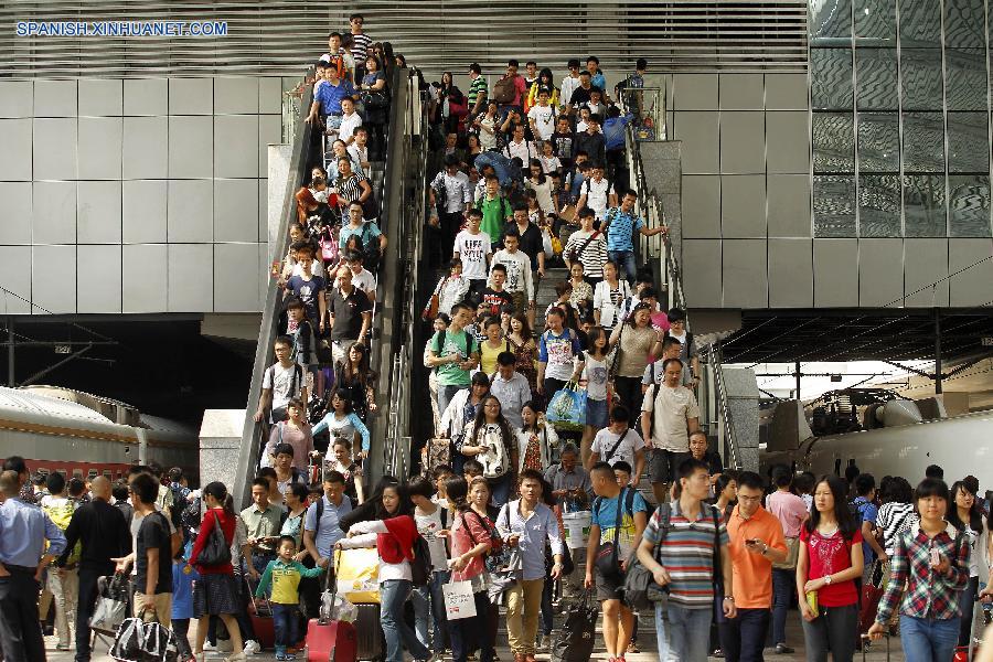 Ferrocarriles chinos transportan cifras récord de pasajeros 