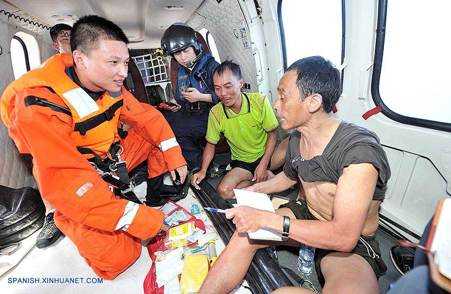 Rescatados 14 pescadores chinos tras hundimiento de barcos por tifón Wutip