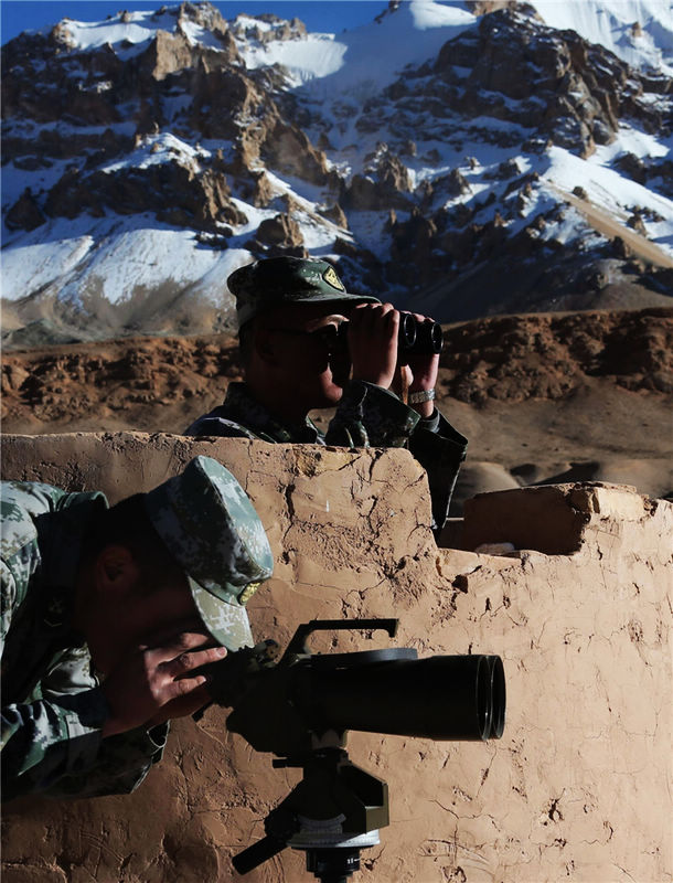 Soldados del puesto de vigilancia de Heweitan durante una patrulla en las montañas del Karakorum en la región autónoma uigur de Xinjiang, el 30 de septiembre. (Foto: Xinhua)