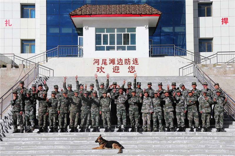 Soldados posan para una foto en el puesto de vigilancia de Heweitan en las montañas del Karakorum en la región autónoma uigur de Xinjiang, el 30 de septiembre. A 5.420 metros sobre el nivel del mar, es el puesto militar a la mayor altitud en China. Aquí, los soldados deben soportar los fuertes rayos ultravioletas y las temperaturas heladas durante todo el año. (Foto: Xinhua)