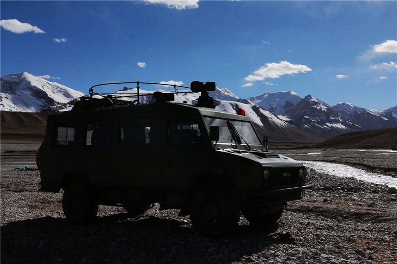 Soldado revisa el oxígeno en el puesto de vigilancia de Heweitan en las montañas del Karakorum en la región autónoma uigur de Xinjiang, el 30 de septiembre. A 5.420 metros sobre el nivel del mar, es el puesto militar a la mayor altitud en China. (Foto: Xinhua)