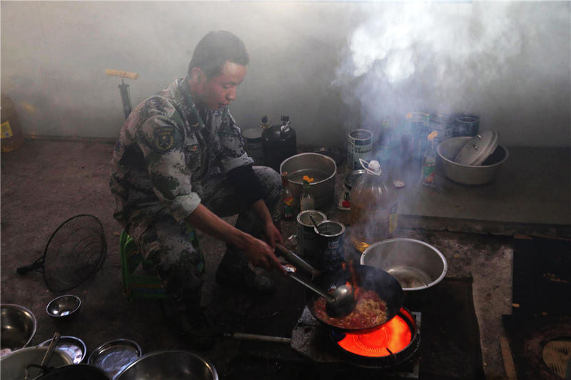 Soldado cocina en el puesto de vigilancia de Heweitan  durante en las montañas del Karakorum en la región autónoma uigur de Xinjiang, el 30 de septiembre. (Foto: Xinhua)