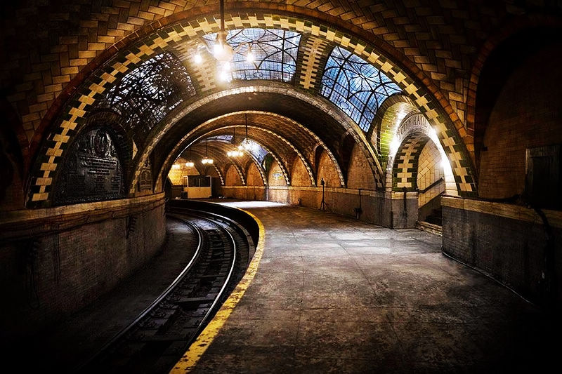 Estación de metro abandonada en Nueva York, EE.UU.