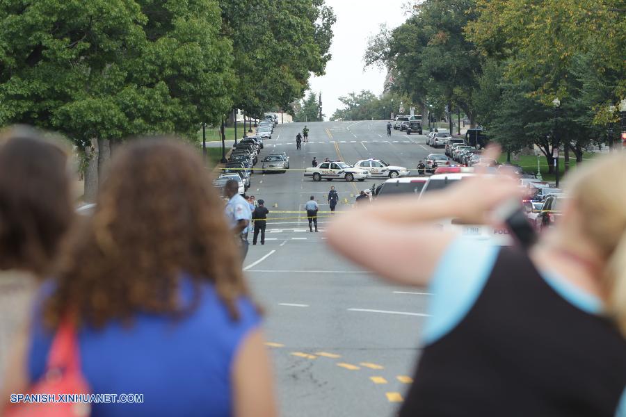 Se escuchan disparos fuera de Capitolio, un policía herido
