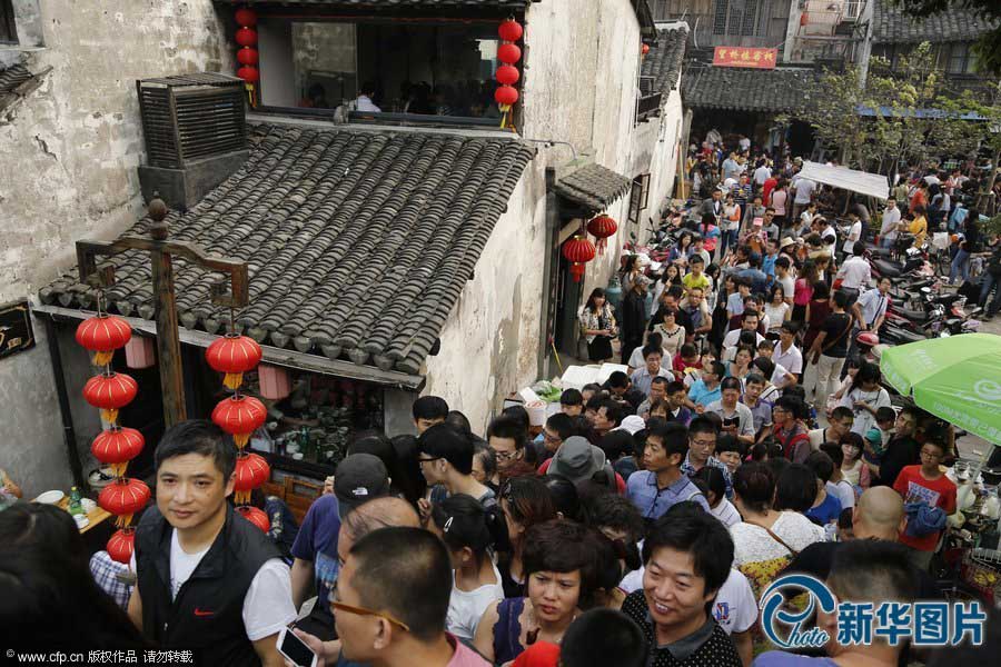 Viajeros llenan los lugares turísticos en la semana festiva por el Día Nacional de China