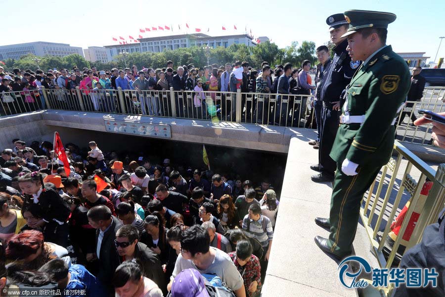 Viajeros llenan los lugares turísticos en la semana festiva por el Día Nacional de China