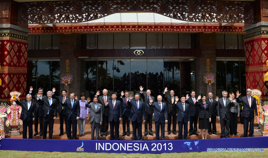 Presidente chino abandona Indonesia tras participar en cumbre de APEC