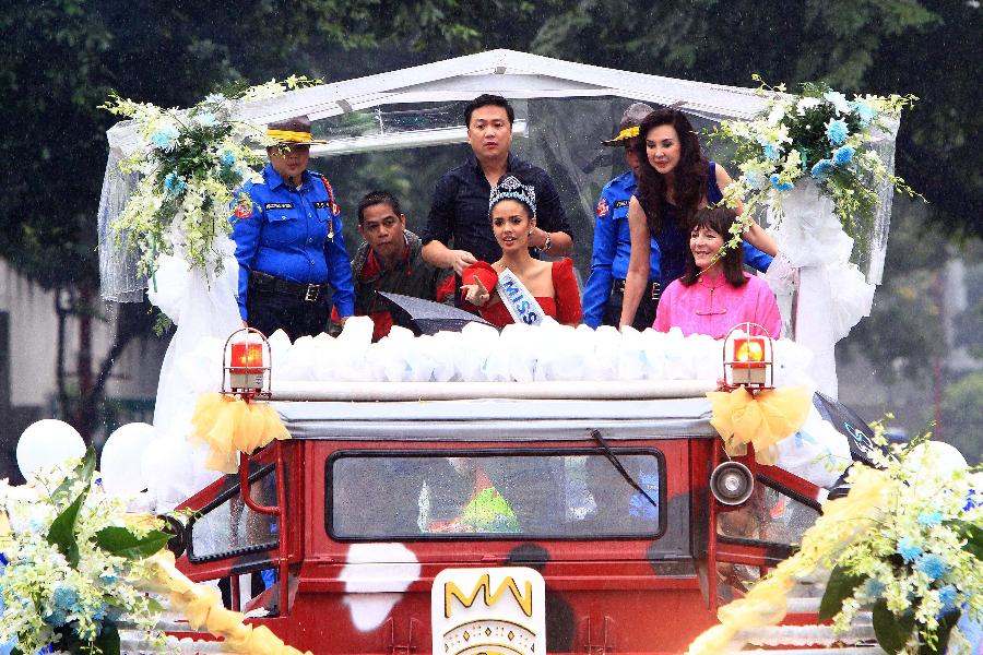 La nueva Miss Mundo Megan Young asiste a un desfile en la Ciudad de Makati