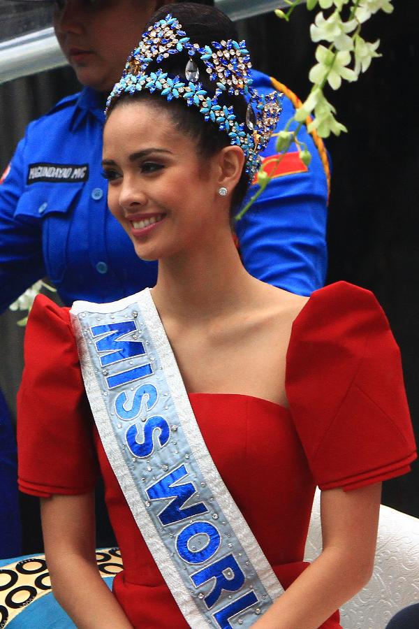 La nueva Miss Mundo Megan Young asiste a un desfile en la Ciudad de Makati