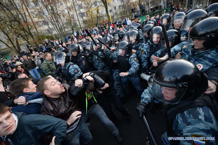 Manifestantes atacan almacén en sur de Moscú