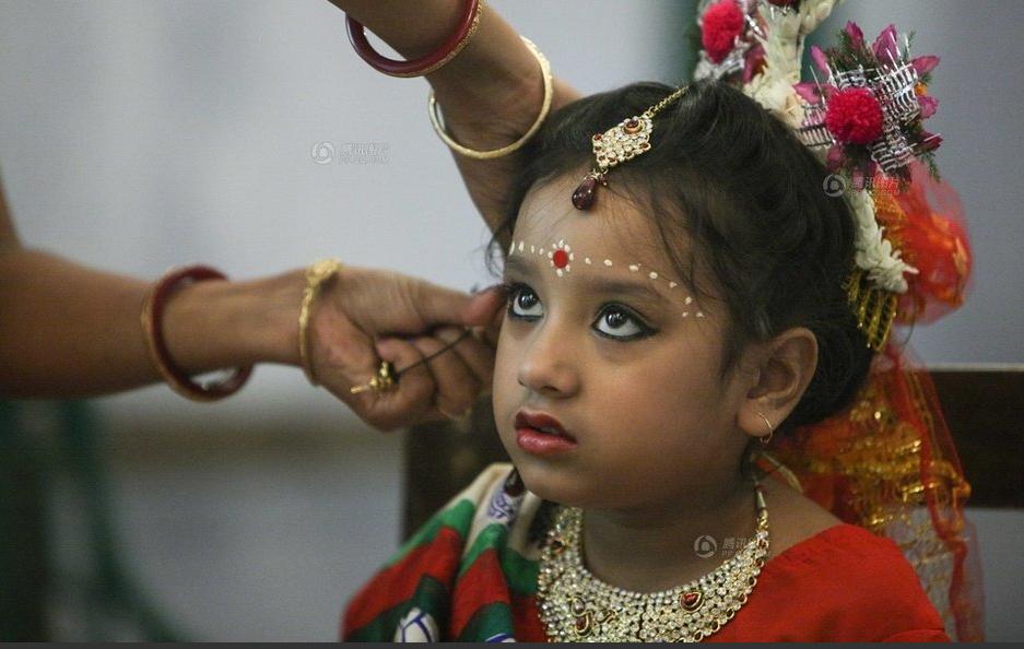 Niña de 6 años se convierte en "Diosa" popular de la India (4)