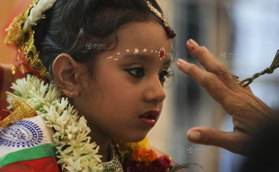 Niña de 6 años se convierte en "Diosa" popular de la India (3)