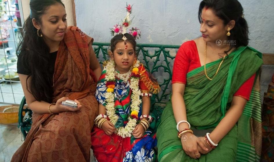 Niña de 6 años se convierte en "Diosa" popular de la India (2)