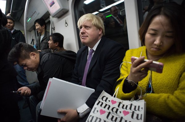 Alcalde de Londres toma el metro en Pekín