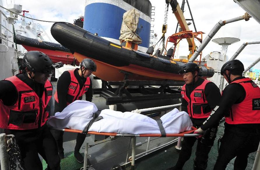 Suman 9 muertos por hundimiento de buque en puerto surcoreano
