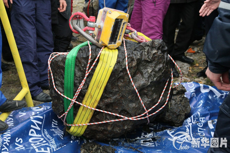 Recuperan el meteorito gigantesco que cayó en Rusia