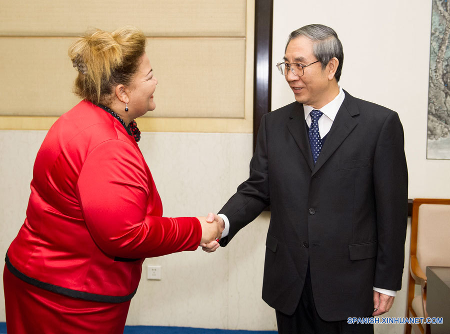 Importante asesor político chino conversa con huésped de Namibia