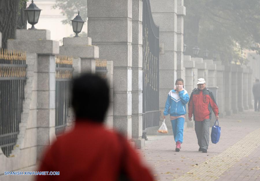 Cierran escuelas y carreteras por niebla tóxica en noreste de China