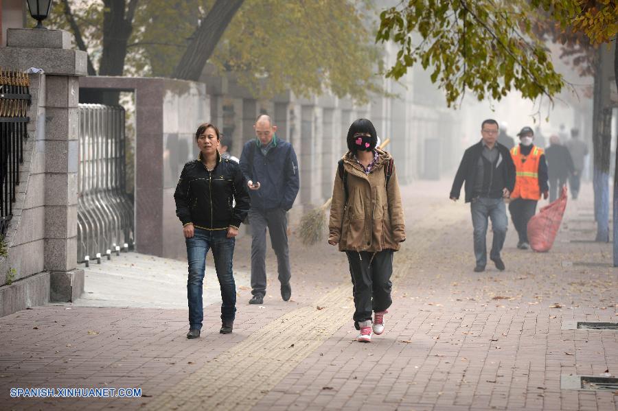 Cierran escuelas y carreteras por niebla tóxica en noreste de China