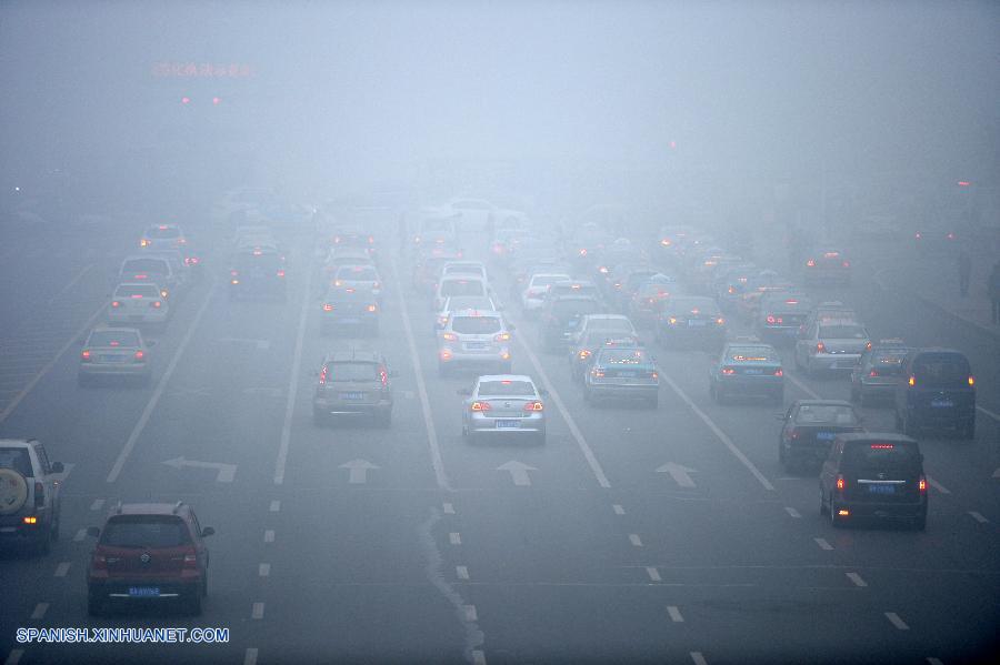 Densa niebla tóxica sigue afectando nordeste de China