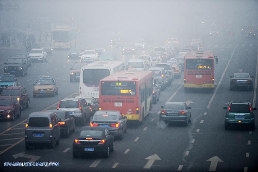 Densa niebla tóxica sigue afectando nordeste de China