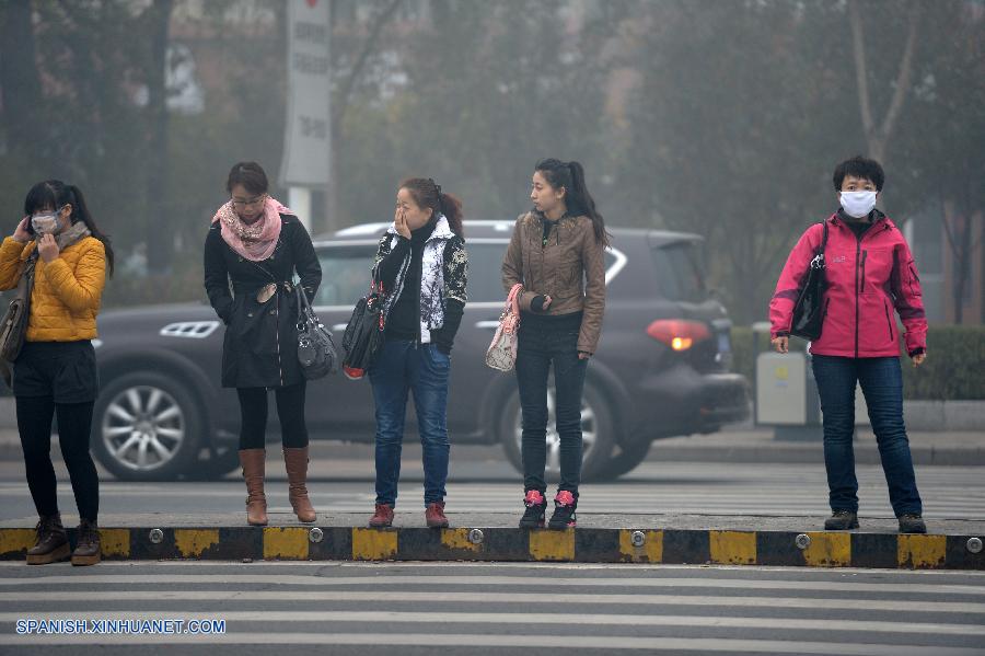 Densa niebla tóxica sigue afectando nordeste de China