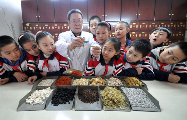 Estudiantes ven de cerca la Medicina Tradicional China