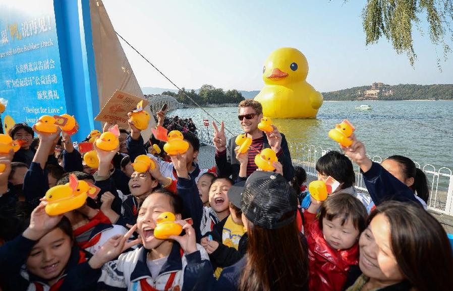 Beijing: Ceremonia de despedida en Palacio de Verano para pato gigante de goma (9)